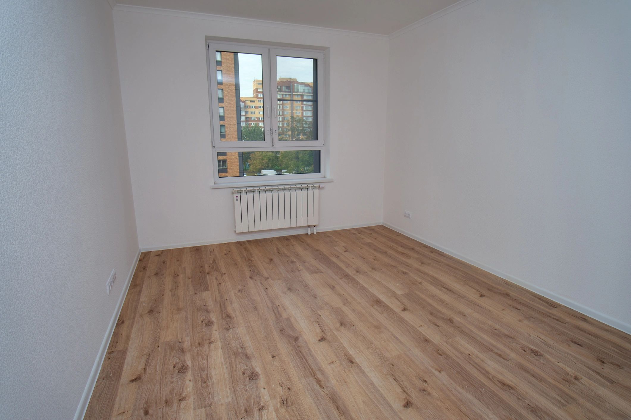 Empty renovated room with laminate flooring